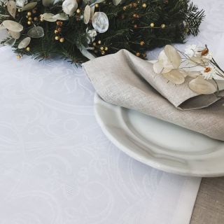 Elegantní bílý běhoun. Jemný květinový ornament se ti s paprsky slunce rozběhne po celém stole, ve stínu se nenápadně...