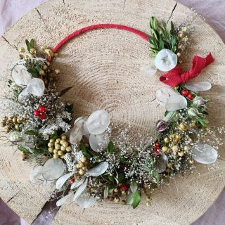 Linum & Lunaria & Buxus & Gypsophila & Nigella S láskou k přírodě, bez “tafky” a mikroplastů. #venec #cervena