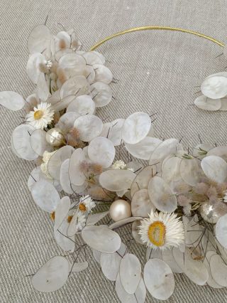 Něžný zimní🤍 Jen krása z přírody namotaná na drátku se zlatou stuhou tkanou na březích řeky Opavy. Bez mikroplastů & bez...