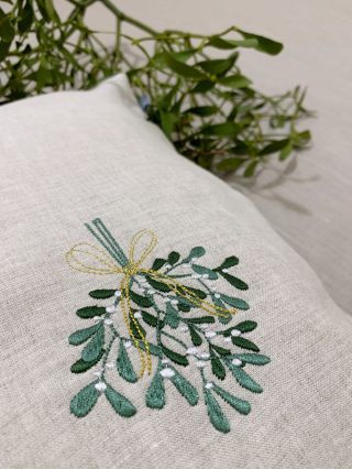 Jmelí všude, kam se podíváš. Bodejť by ne, když přináší štěstí & sílu & zahání zlé duchy. Kéž by takovou magickou sílu v...