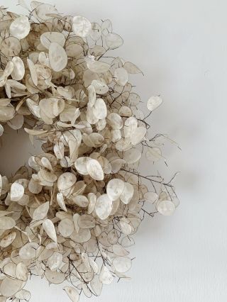 Stovky perleťových blanek Ti musí projít jedna po druhé rukama, aby vznikl tento dokonalý subtilní věnec. Věnec lehký jako...